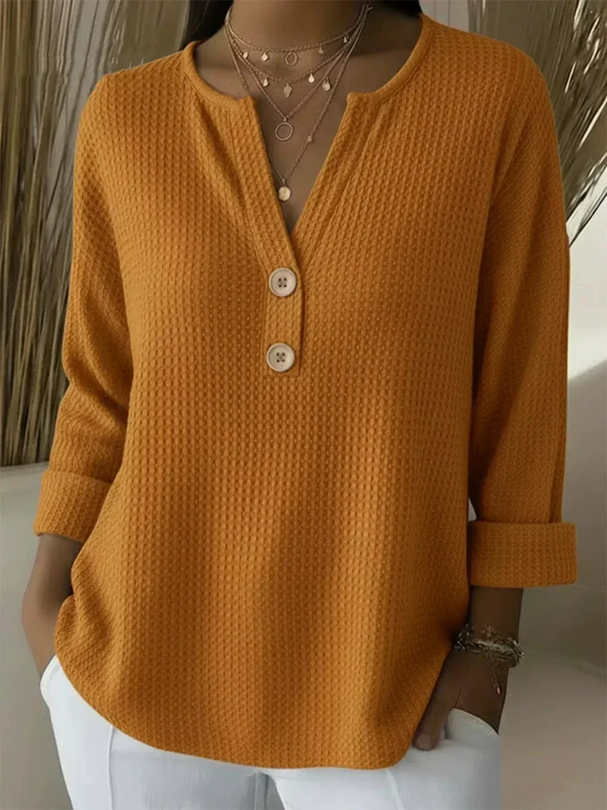 Lucie Gegolfd Henley T-shirt met Knopen