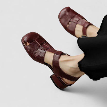 Sandrine opengewerkte schoenen met riempjes