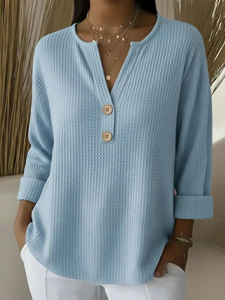 Lucie Gegolfd Henley T-shirt met Knopen